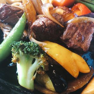 季節の野菜と牛肉の角切りステーキ(クローバーステーキハウス )
