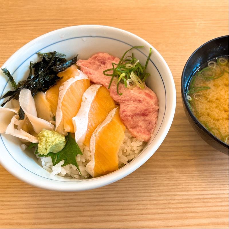 サーモン丼(目利きの銀次 小手指タワーズ店)