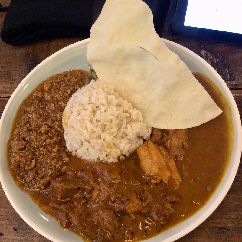 ごろっとチキンと牛すじとマトンキーマの三種あいがけカレー(こっそりカレー)
