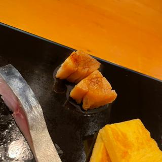 煮帆立(小判寿司 （こばんずし）)