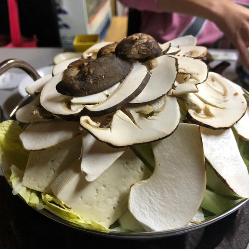 松茸鍋(酒処 美し園 本店)