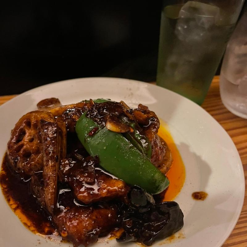 根菜と豚バラ炒め(十六公厘 （ジュウロクミリ）)