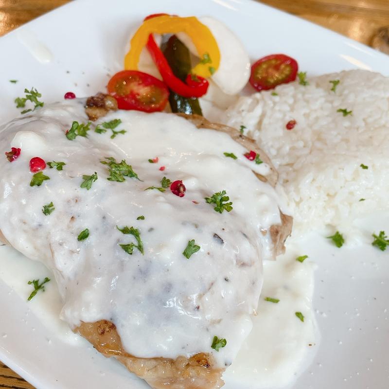 鶏肉のグリル ホワイトソース(ワイン＆クラフトビール 肉バル ティグリ)