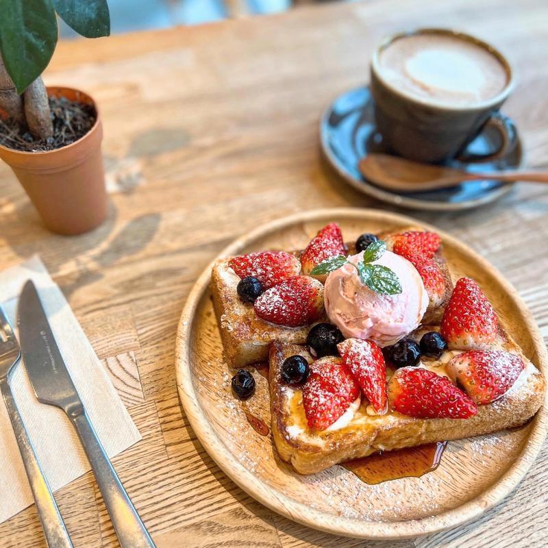 苺とブルーベリーのメープルトースト(5 waters cafe)