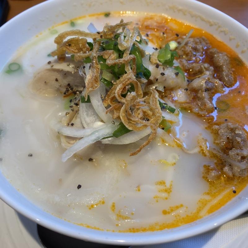 ピリ辛豚肉と蒸し鶏入り豆乳フォー(Nha Viet Nam premier 銀座店)