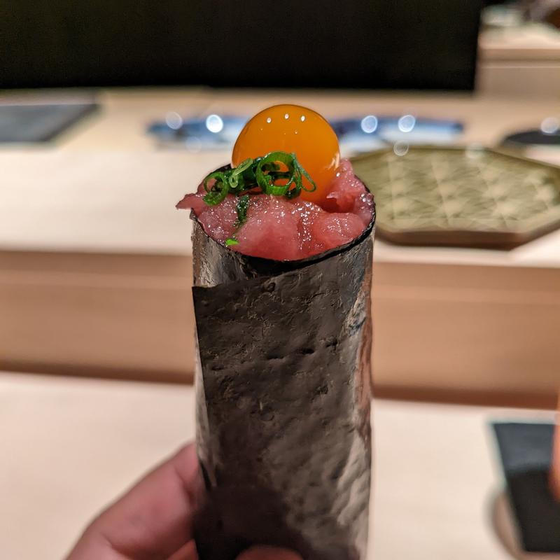 ネギトロ手巻き、うずらの卵醤油漬け(鮨 若尊)