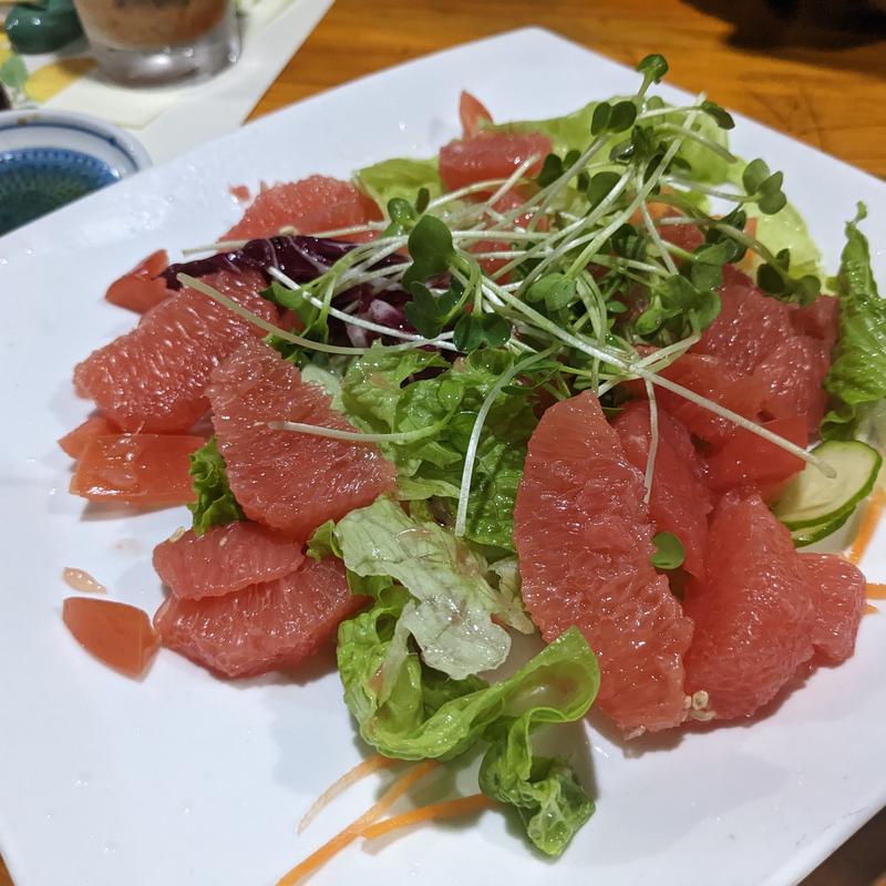 グレープフルーツとサーモンのサラダ(あわび亭 （あわびてい）)