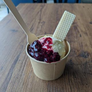 アイスクリーム（バニラ、ミックスベリー）( WORLD CAFE BASE)