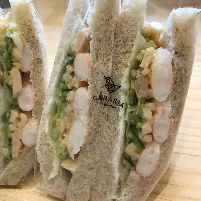 エビとチキンのマンゴーチリソースサンド(カナリアサンドイッチ曳舟店)