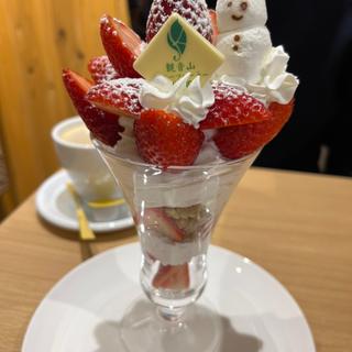 雪だるまのいちご農園パフェ(観音山フルーツパーラー 神戸店)