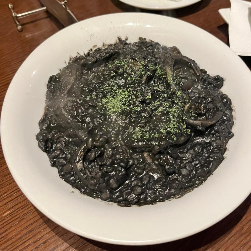 イカスミのリゾット(ヴィーコロ)