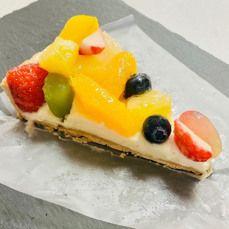 8 種 のフルーツと ホワイトチョコクリームのタルト(キルフェボン グランメゾン銀座)