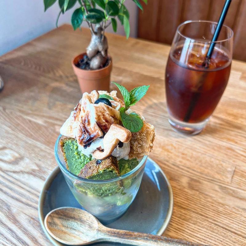 抹茶とガトーショコラとバナナのミニパフェ(5 waters cafe)