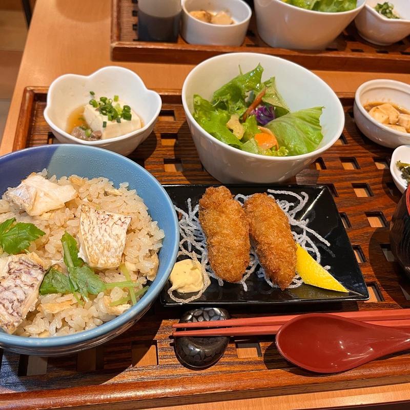 愛知産鯛めし&瀬戸内産カキフライ(本まぐろ中とろ切落しと次の肉料理 マキバスタイル芝浦店)