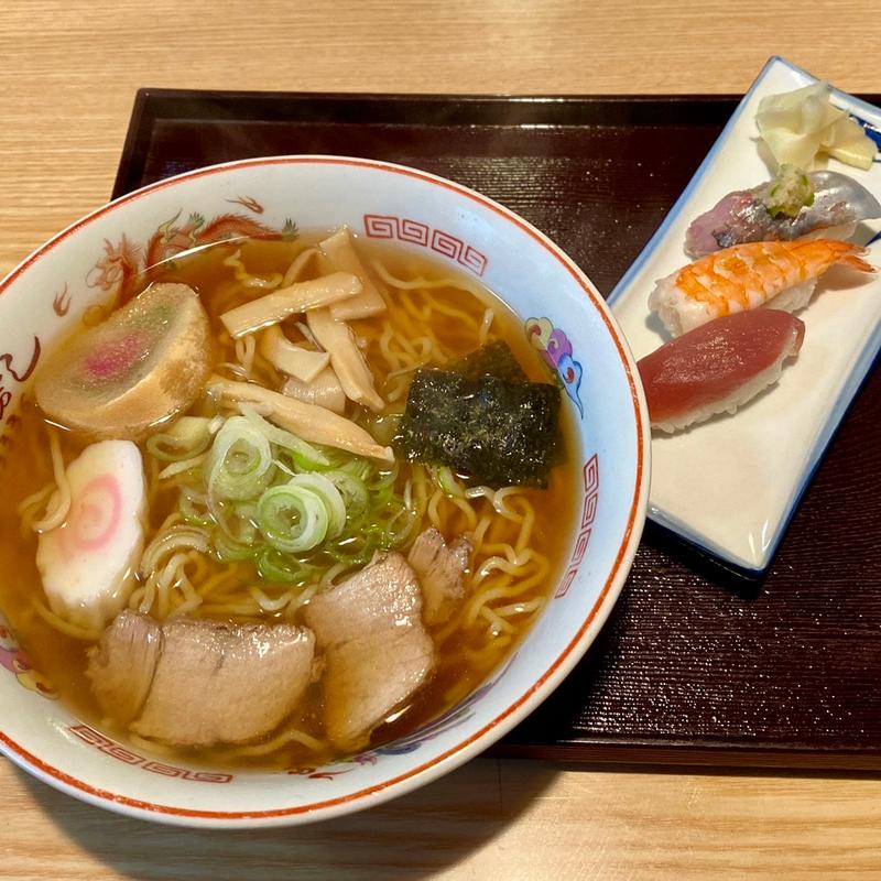 しょうゆラーメン＋おまかせにぎり3カン (加満多寿司)