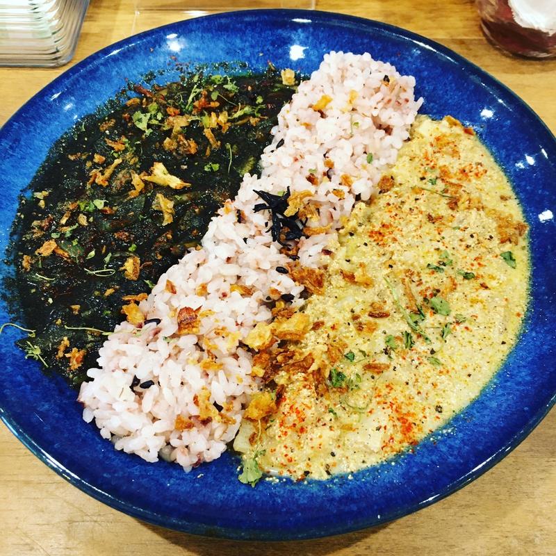 朝カレーイカスミとキノコ　明太子と豆乳あいがけカレー(CHICO★SPICE)