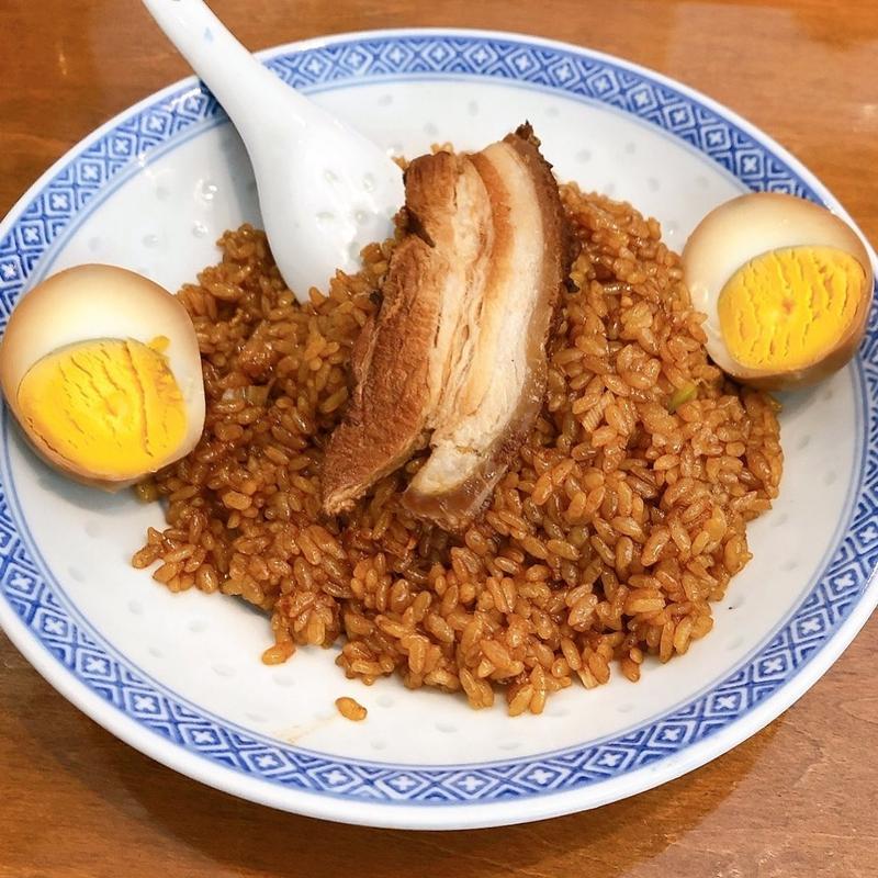 豚角煮と味玉乗せ醤油チャーハン(香港麺 新記)