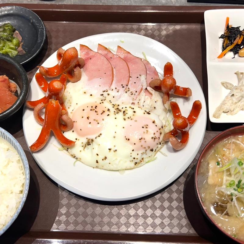 ハムエッグ定食：タコさん：豚汁：明太子(酒と飯　たまる食堂)