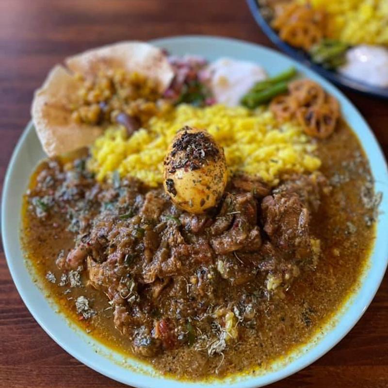 2種あいがけ 牛シマチョウと白ネギのマサラ アアベルチキン(アアベルカレー)