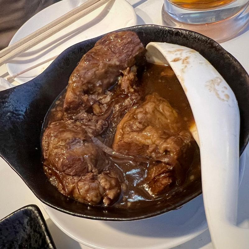 豚ホホ肉の赤ワイン煮込み(もつ焼き 次郎)