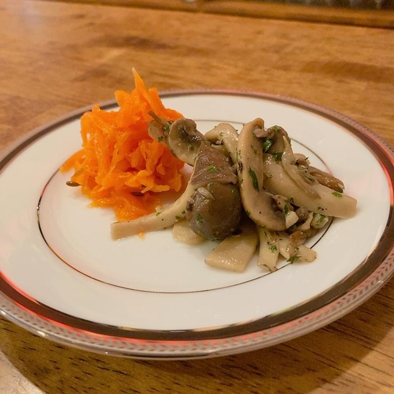 ニンジンのマリネと5種類キノコのトリフォラーティ(ミオバール （Mio Bar）)