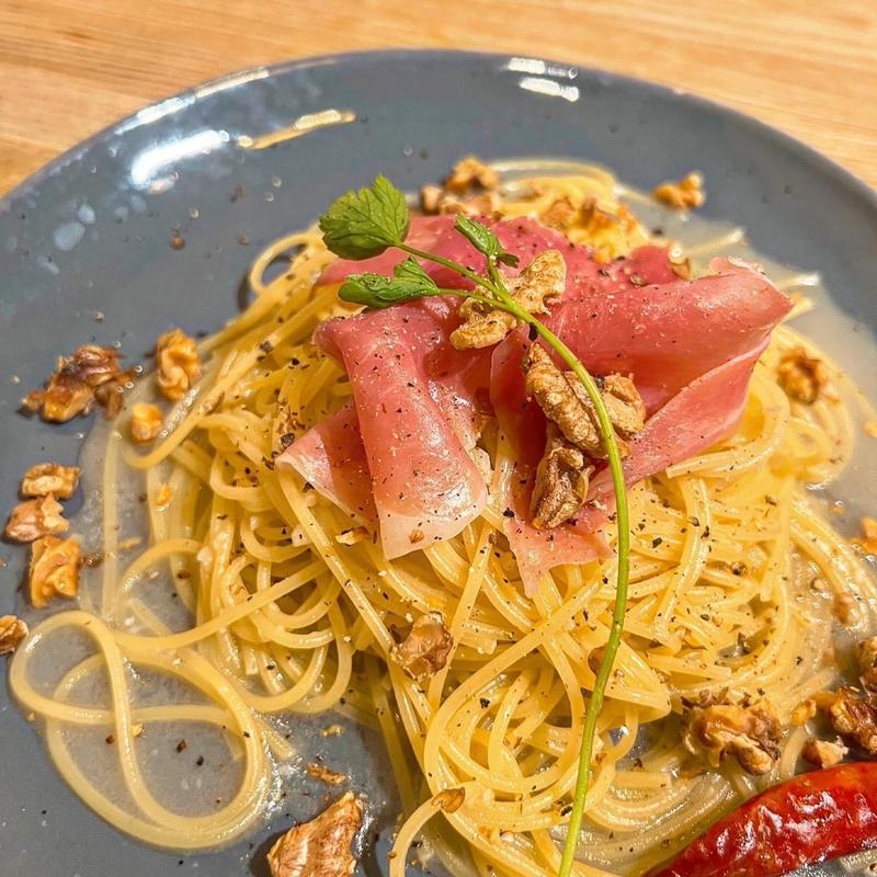 ロースナッツと生ハムのアンチョビ風味(5 waters cafe)