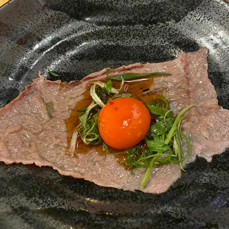 名物【黒毛和牛・炙りユッケ】(肉バル MUU)