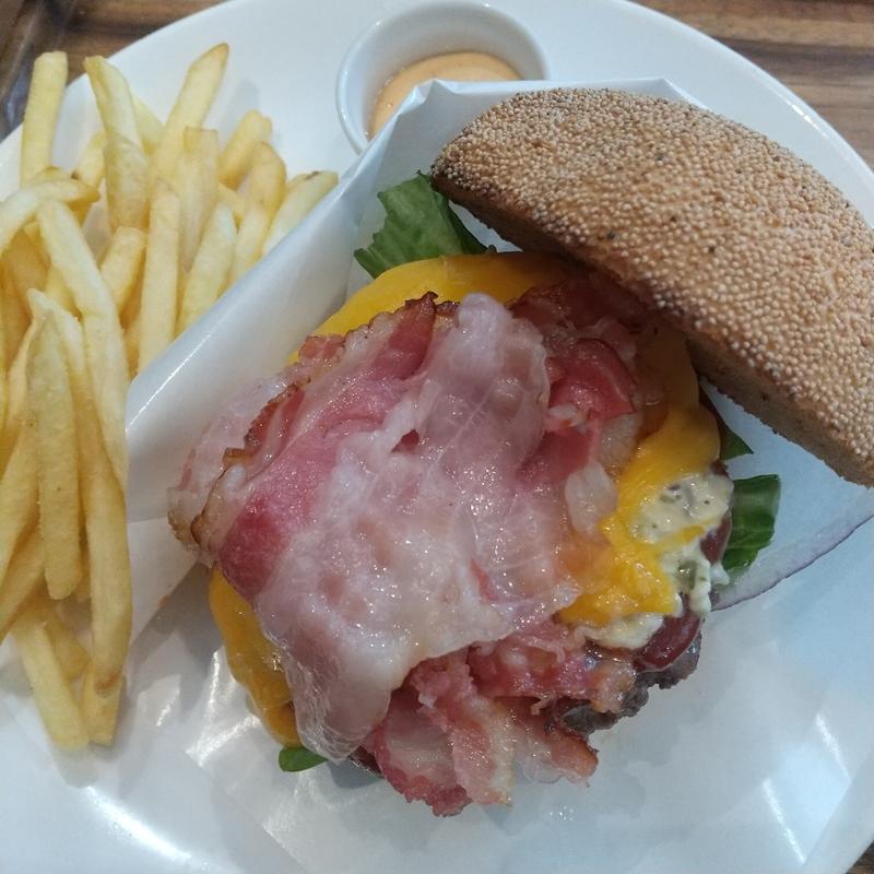 イベリコベーコンチーズバーガー(成城石井トリエ京王調布店)