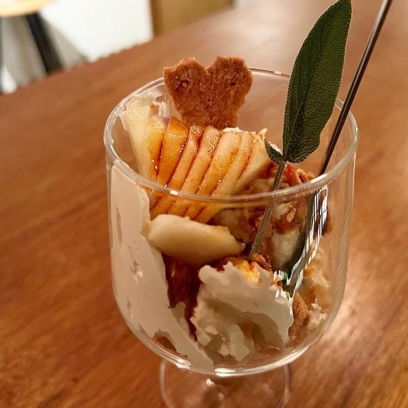 梨とクリームチーズのキャラメルパフェ(coimo wine)