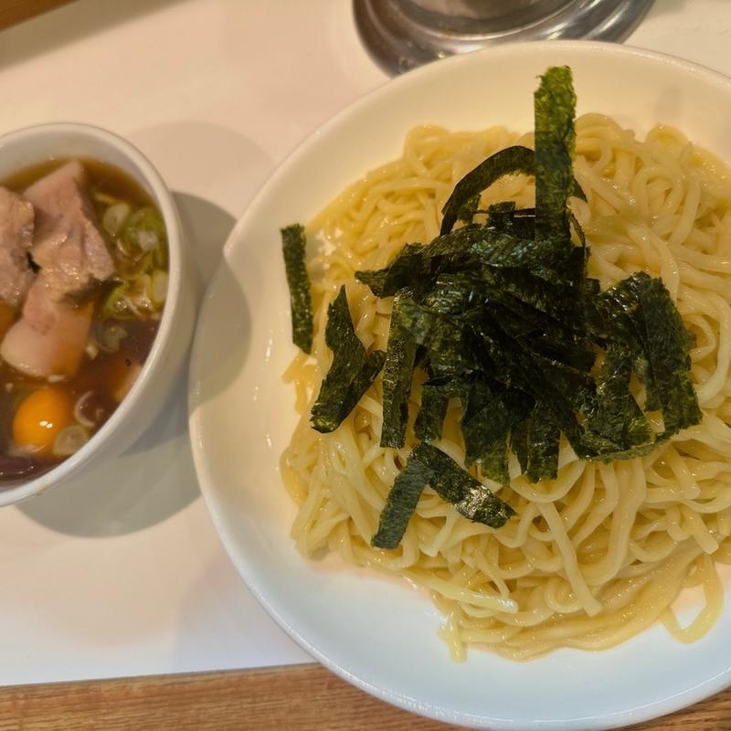 ハーフザルチャーシュー大盛り、生卵(らぁめん しんじゅくほりうち 新橋店)