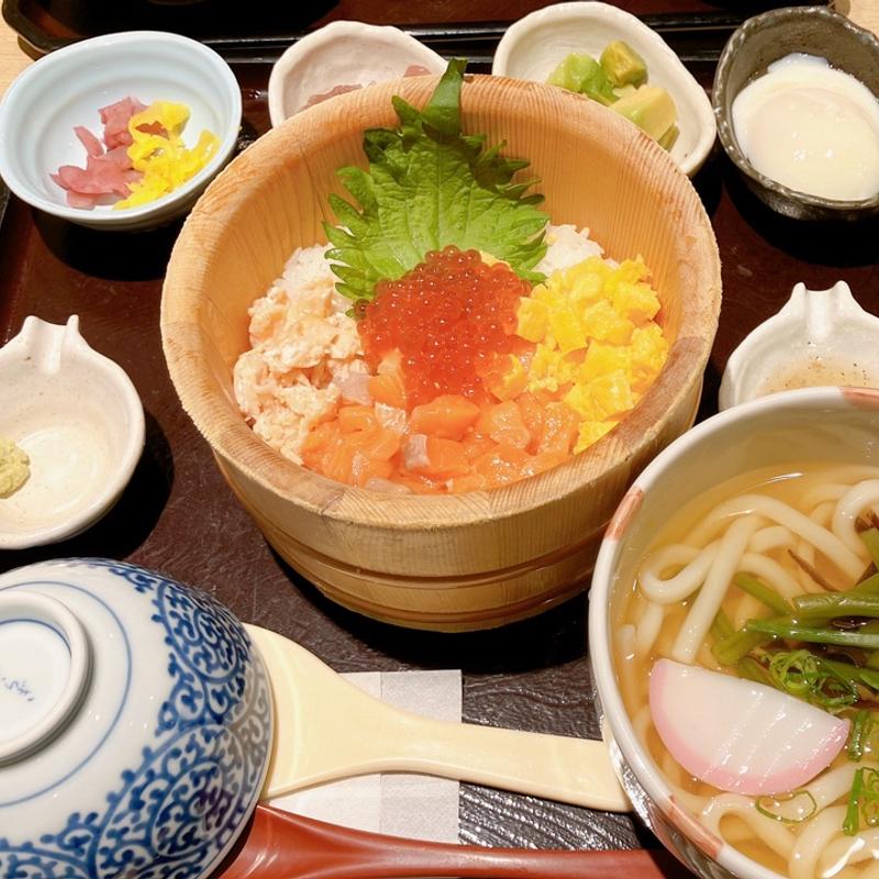 サーモンといくらのおひつごはん(おひつごはん四六時中 マルイファミリー溝口店)