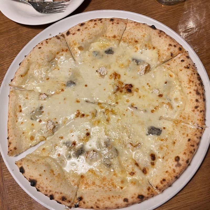 北海道産4種チーズを使ったとろーりピッツァ北海道はちみつ添え(クッチーナ 新札幌duo店)