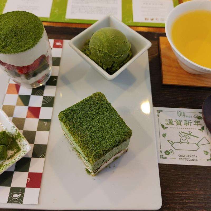 抹茶ちゃプレート（抹茶チーズケーキ、抹茶の生チョコ、こだわりアイス抹茶、バニラ）、煎茶「流星」のセット(茶茶の間 )