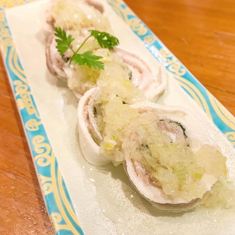 豚バラの大葉巻き(炭火と中華 九尾)