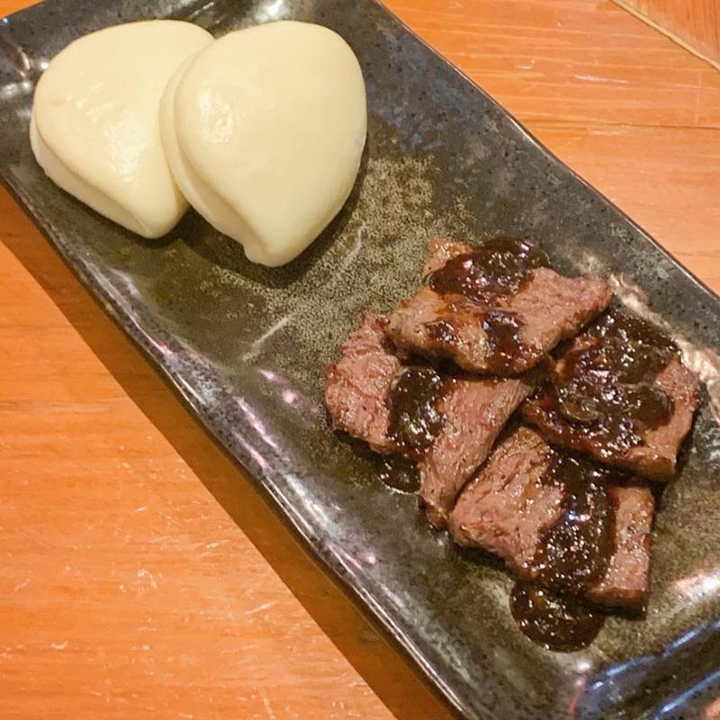 アンガス牛のマントウ添え(炭火と中華 九尾)