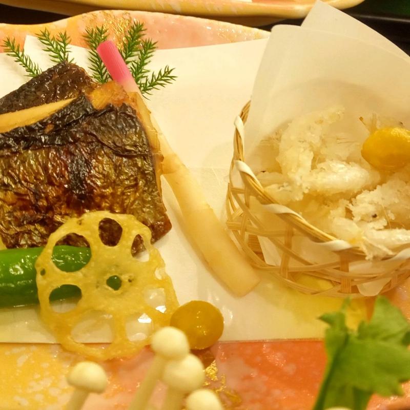 鰊の柚庵焼き、白海老揚げ、蓮根せんべい、獅子唐、はじかみ(あづま荘 )