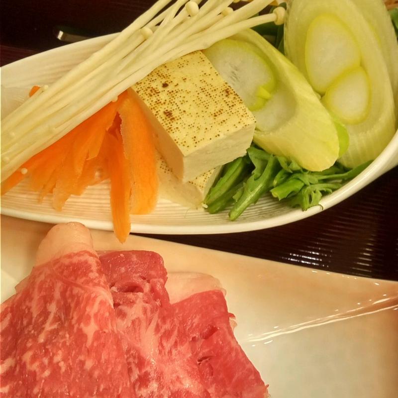 すき焼き鍋、牛肉、葱、焼き豆腐、春菊、榎、白滝(あづま荘 )