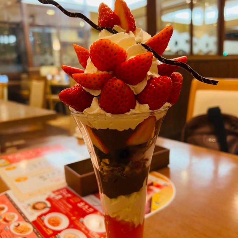 超いちご！15のクイーンパフェ(ココス 大洗店 （COCOS）)