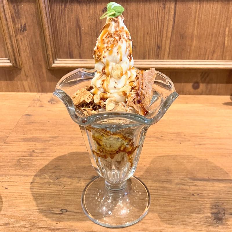 ヌガーとクルミのキャラメリーゼ濃厚チーズソフトパフェ(チーズ＆ドリア．スイーツ ルミネエスト新宿店)