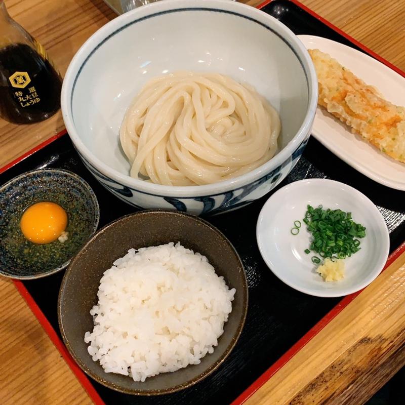 お昼のセット おうどん(かけ or ぶっかけ or 生じょうゆ) + 鯛ちくわ天 + ごはん (卵かけ or じゃこ)(うどん処 重己)