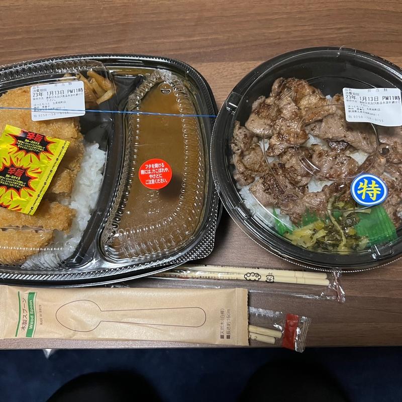 （左）カツカレー弁当（右）ステーキ弁当(ほっともっと 五泉旭町店)