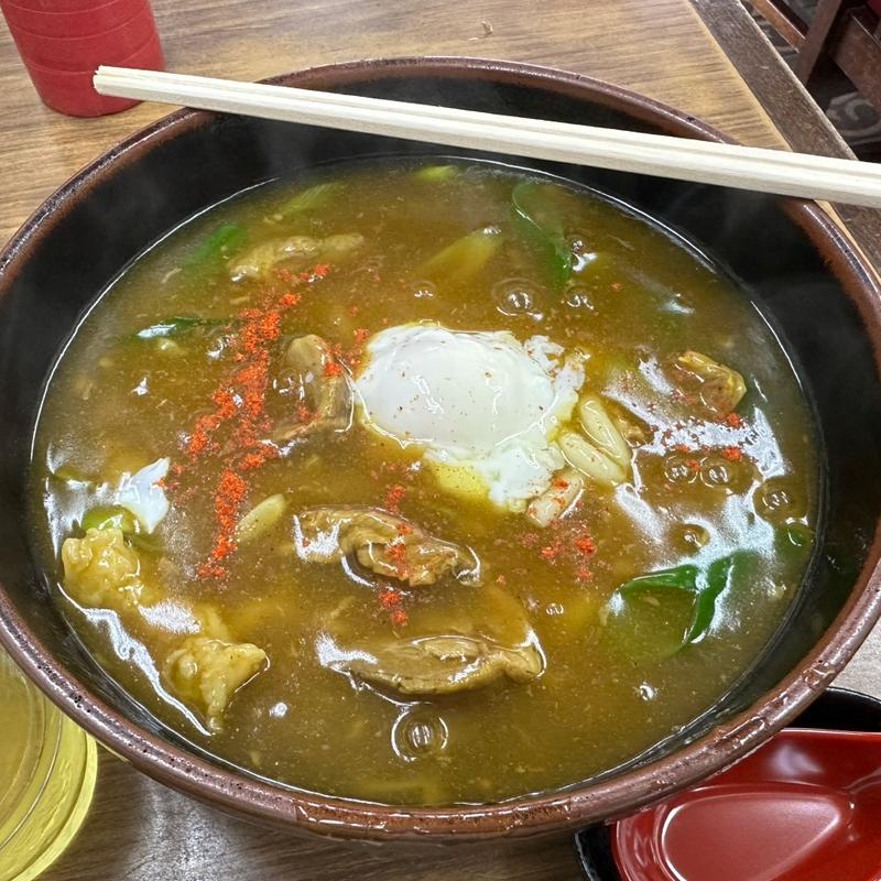 牛すじカレーうどん、温泉卵(てんぐ食堂)