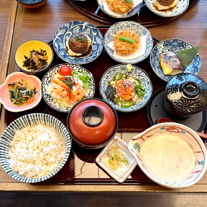 六種の彩り膳(とろろ屋アトレヴィ大塚店)