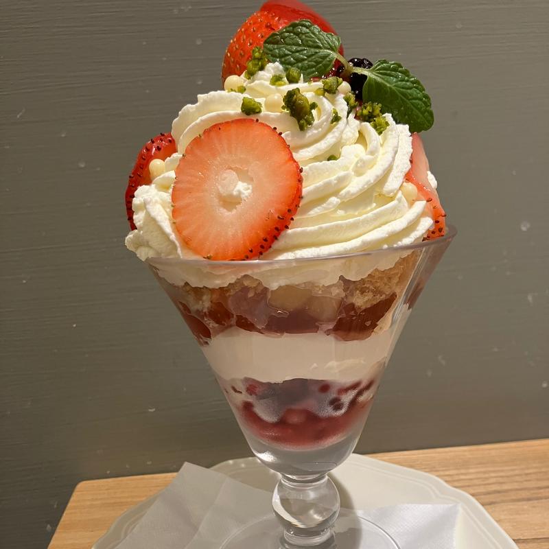 苺とベリーのホワイトツリーパフェ(Afternoon Tea 星ヶ丘三越)