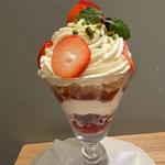 苺とベリーのホワイトツリーパフェ