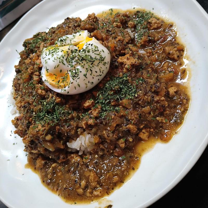 半熟玉子乗せキーマカレー(カレー屋 本格カレー カルダモン.)