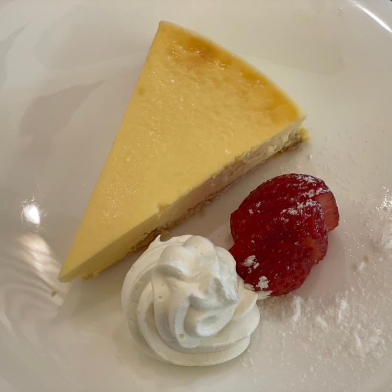 ニューヨークチーズケーキ　旬のいちご添え(BEVALLEY COFFEE)