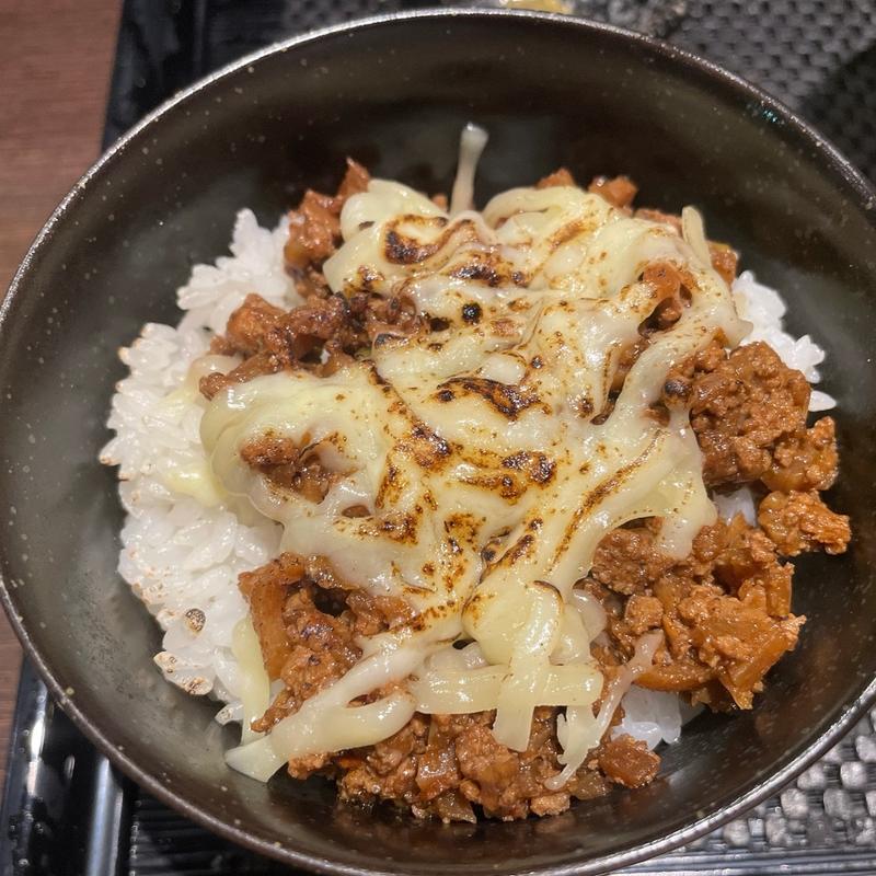 牛肉味噌炙りチーズ丼(ブラウン)