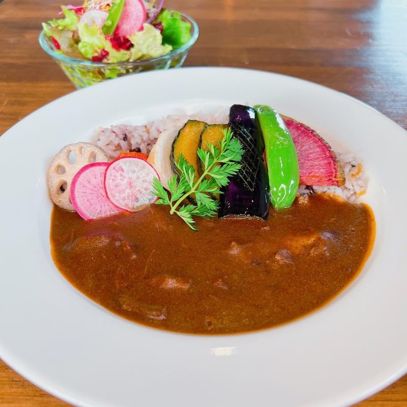 季節の焼き野菜の牛すじカレー(ペイントカフェPaintCafe)