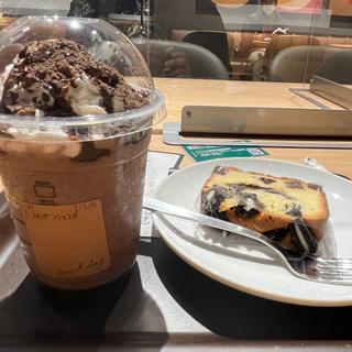 フォンダンショコラフラペチーノ、クッキーとチョコレートパウンドケーキ(スターバックスコーヒー ゆめモール西条店)